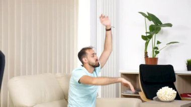Gürültü ve Tv izlerken bir adam