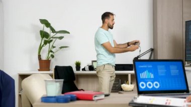Adam onu ortak bilgisayarda çalışırken konsolda bilgisayar oyunu oynamak