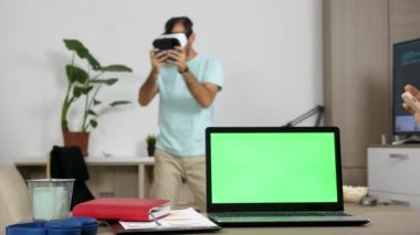 Dizüstü bilgisayar ile bir güzel sarışın freelancer kadının ti yanında tabloda yeşil ekran ile
