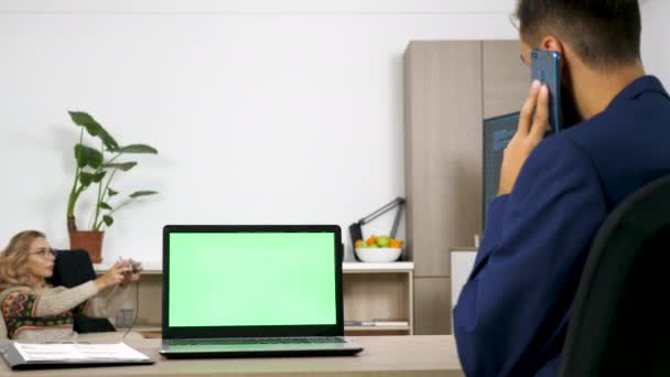 Oturma odasındaki masada yeşil bir ekran ile dizüstü bilgisayar — Stok video