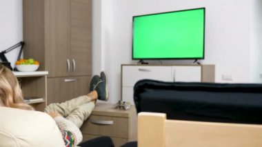 Onların rahat düz yeşil ekranda ile büyük ekran Tv izlerken mutlu çift
