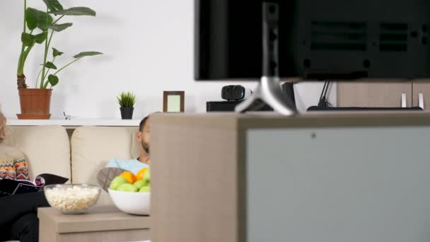 Paar gemütlich auf dem Sofa im Wohnzimmer — Stockvideo