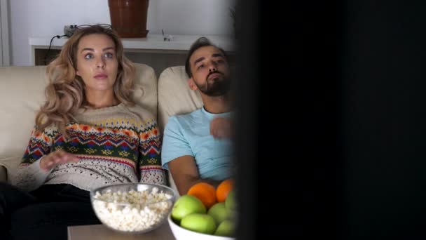 Paar schaut sich nachts Horrorfilm im Wohnzimmer an — Stockvideo