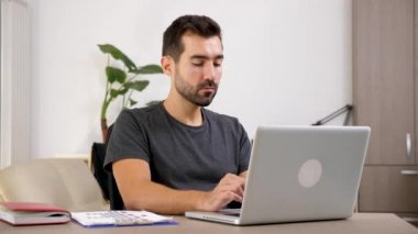 Oturma odasını defterine yazarak adam