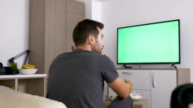 Büyük yeşil mock-up ekran Tv izleyen adamım