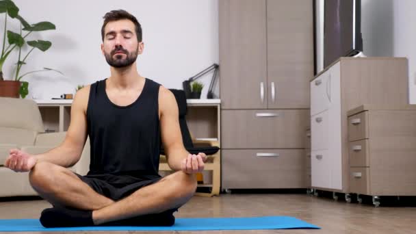 Man at home practicing yoga in the living room — Stock Video
