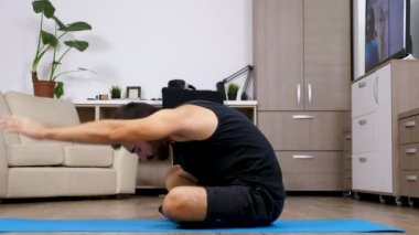 Onun evinde bir mavi mat farklı yoga yapan erkek pozlar