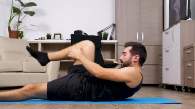 Yoga için uygun genç adam uzanır