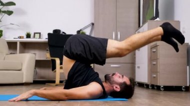 Yoga uygulamak uygun genç adam yerde farklı pozlar yapar