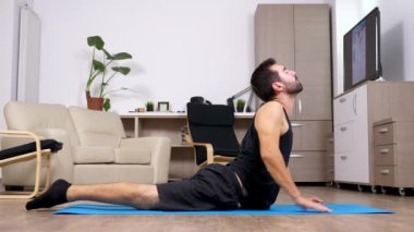 Genç yoga uygulamak ve farklı pozlar yapıyor adam yerleştirmek