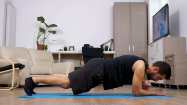 Egzersiz ve spor evde yapmaya uygun genç adam