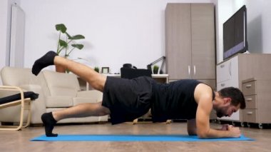 Mavi mat farklı çalışmaları yapan erkek