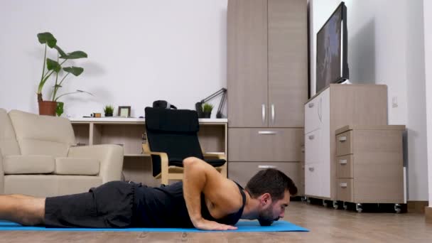Fit man gör olika yogaställningarna — Stockvideo