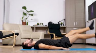 Abs egzersizleri yapıyor atletik genç adam