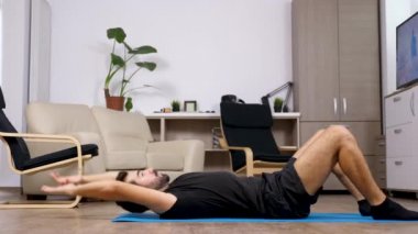 Evde spor pratik atletik genç adam