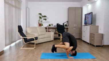 Evde, spor yapan erkek kafasında oturuyor