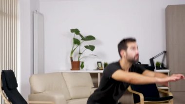 Ağız kavgası yapan genç atletik erkek