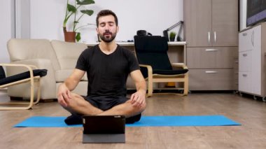 Lotus yoga poz meditasyon ve görünümlü bir dijital Pc bir adam