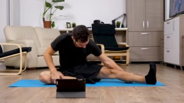 Egzersizleri bir dijital tablet Pc gördüklerinden yinelenen adam