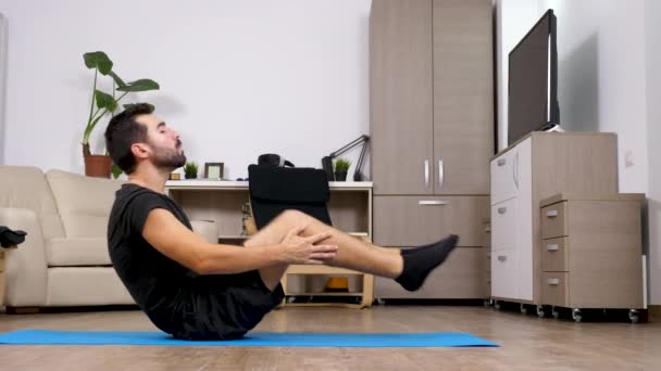 Sport zu Hause - fitter junger Mann beim Knirschen — Stockvideo