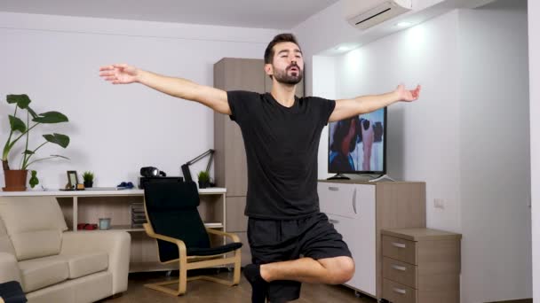 Sportlicher Mann praktiziert Yoga zu Hause — Stockvideo