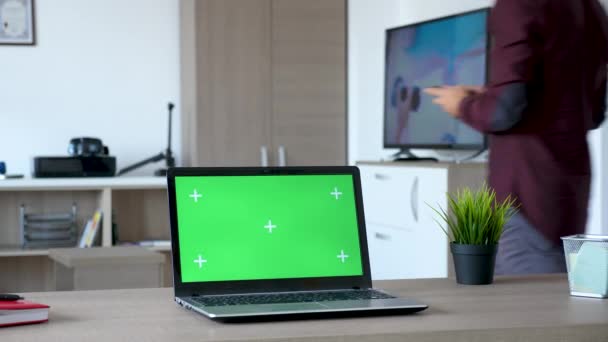 Laptop with a green screen on it in living room — Stock Video