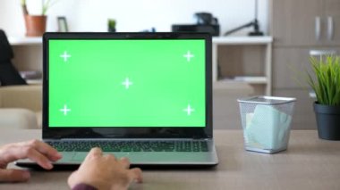 Evde yeşil ekran renk ile bir laptop kadar sahte çalışan serbest meslek