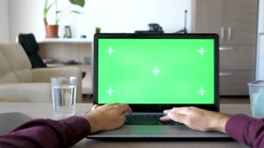 Yeşil ekran renk kadar alay ile Laptop evde işadamı yazarak