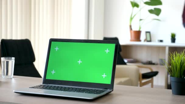 Laptop on a desk in the living room with a isolated green screen and marks for tracking — Stock Video