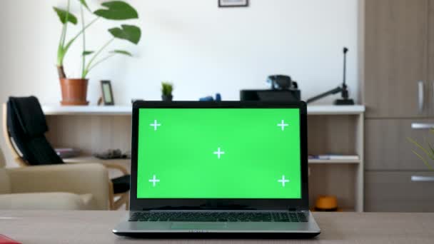 Vergrößern auf Green-Screen-Laptop-Attrappe — Stockvideo