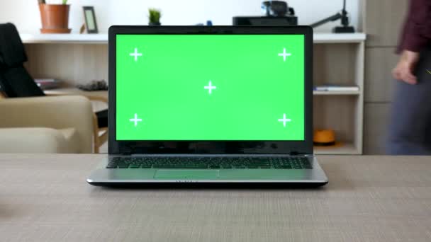 Zoom en un portátil con pantalla verde aislada y marcadores para el seguimiento — Vídeos de Stock