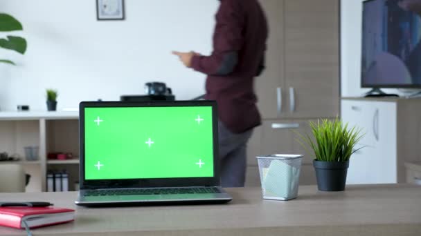 Modern laptop with an isolated green screen chroma mock up on the table — Stock Video