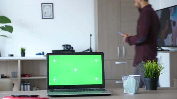 Ноутбук с изолятором макет зеленый экран хрома в современной квартире — стоковое видео