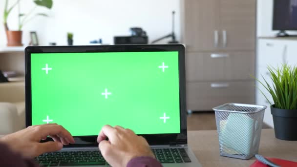 Revelando tiro de homem trabalhando no computador com uma tela verde croma simular — Vídeo de Stock