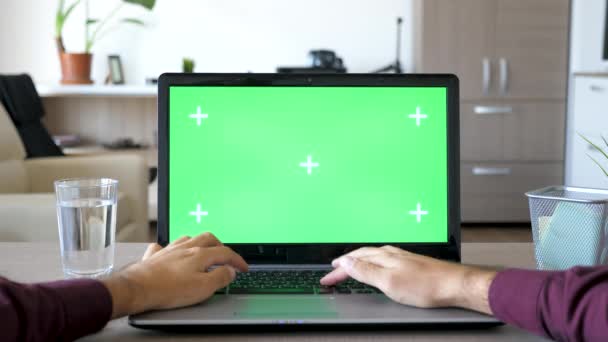 Punto di vista dell'uomo che scrive sul computer portatile con il modello verde del croma dello schermo su — Video Stock