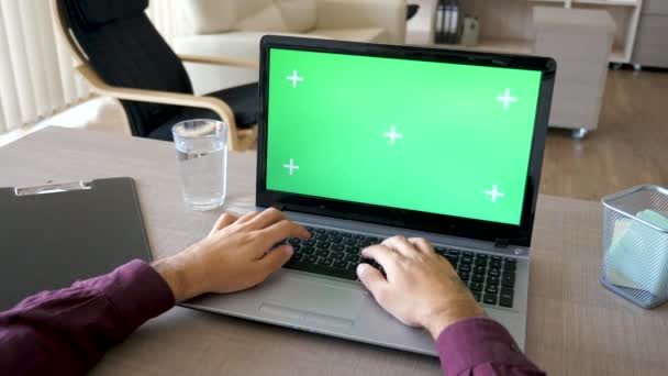 Mãos de empresário digitando no teclado do laptop com uma tela verde chroma mock up — Vídeo de Stock