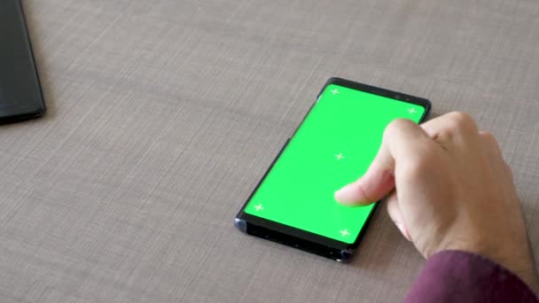 Mão masculina na mesa tocando uma tela verde chroma mock up — Vídeo de Stock
