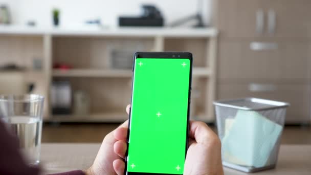 Revelando tiro de mãos de homem segurando um smartpone com tela verde chroma mock up — Vídeo de Stock