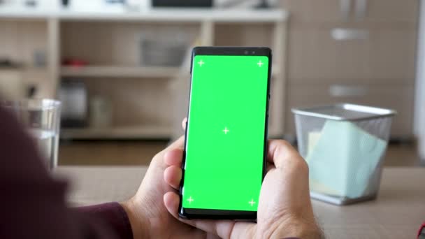 Manos masculinas sosteniendo un teléfono inteligente con pantalla verde croma maqueta — Vídeos de Stock