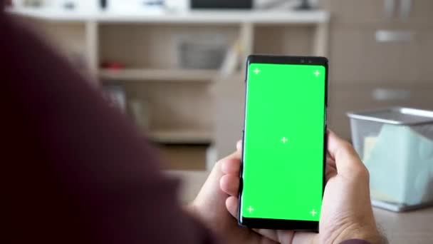 Bir smartphone yeşil ekran renk ile alay etmek yukarıya holding erkek eller görüntüsünü ortaya — Stok video