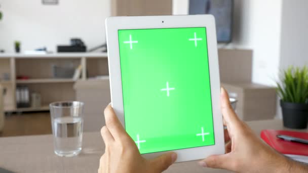 Tablet PC digitale con schermo verde chroma mock up — Video Stock