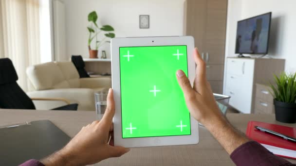 Mannelijke handen met een digitale tablet-pc met groen scherm chroma mock-up — Stockvideo