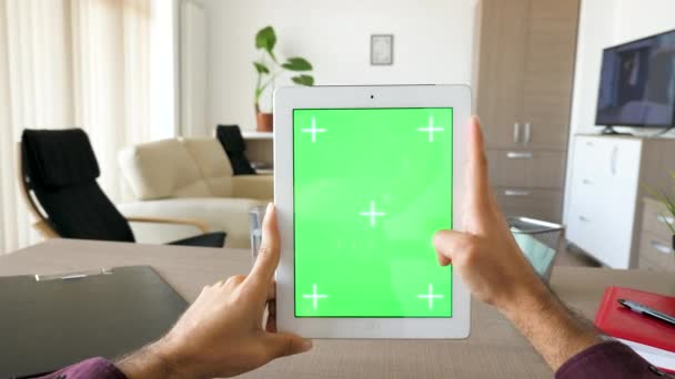 Primera persona punto de vista de las manos masculinas sosteniendo una tableta digital PC en las manos con croma pantalla verde maqueta en posición vertical — Vídeo de stock