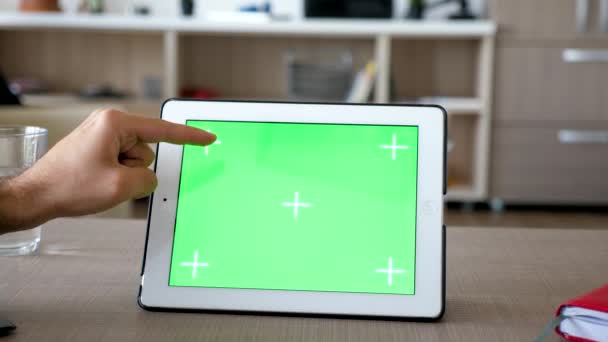 Cerca de las manos del hombre tocando un talbet PC digital con pantalla verde croma maqueta — Vídeo de stock
