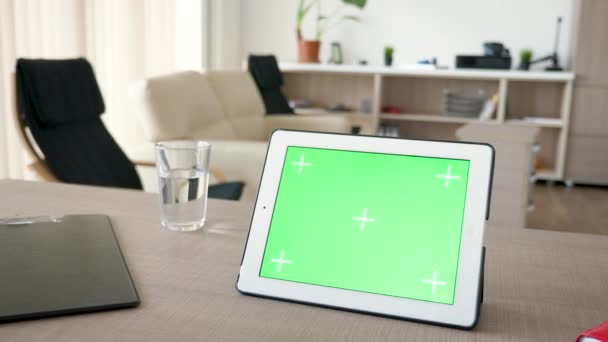 PC tablet digital com tela verde croma simular — Vídeo de Stock