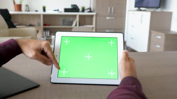 Manos masculinas sosteniendo una tableta digital y tocando la pantalla con una maqueta de croma — Vídeos de Stock