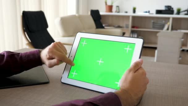 Mann arbeitet an digitalem Tablet-PC mit Green-Screen-Attrappe — Stockvideo
