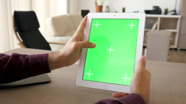 Tablet PC dalam posisi vertikal dengan layar hijau kroma mock-up beeing dipegang oleh tangan laki-laki — Stok Video