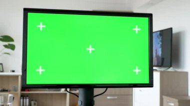 Büyük yeşil ekran renk mock-up ile kişisel bilgisayar