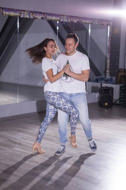 Profesyonel dansçılar tarafından yürütülen mükemmel Kizomba koreografi.